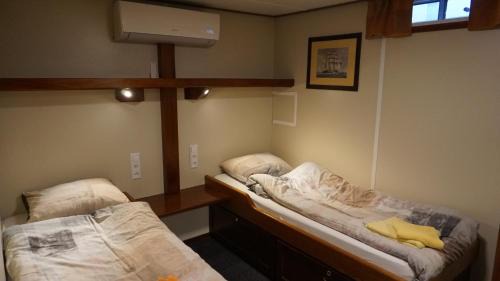 Amsterdam City Centre Hotel | Hotelboat Angeline