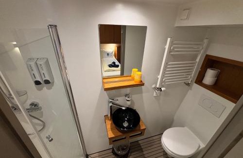 Amsterdam City Centre Hotel | Hotelboat Iris