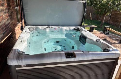 Odessa Villa | HotTub-King Bed -Fire pit-BBQ-Pristine Kitchen