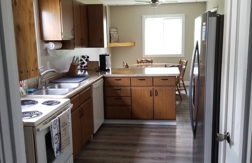 Riverdale House | House by Lake Sakakawea with Hot tub!