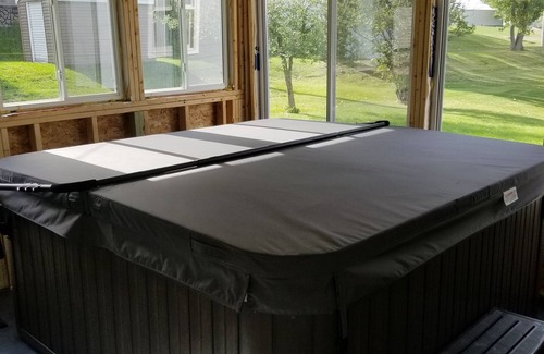 Riverdale House | House by Lake Sakakawea with Hot tub!