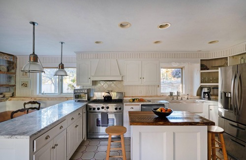 New Preston House | House Nestled Bet Vineyards/Pool, Sauna and Spa