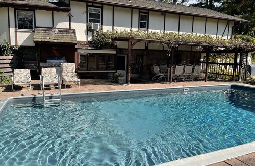 New Preston House | House Nestled Bet Vineyards/Pool, Sauna and Spa