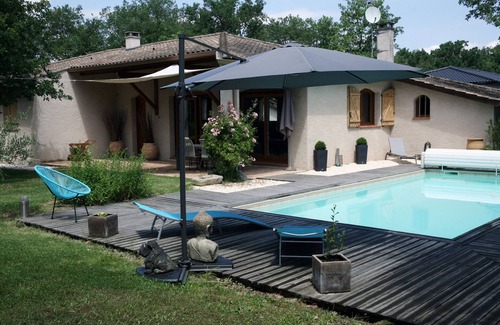 Seilh House | House with garden .
