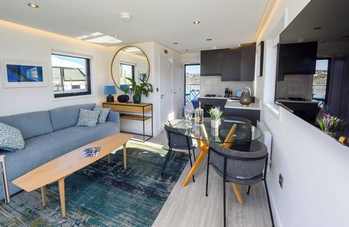 Kinsale Boat Rental | Houseboat at Castlepark Marina, KinsalenUnique on the water living experience