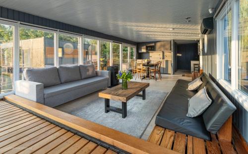 Holesovice Boat Rental | Houseboat - best place in Prague
