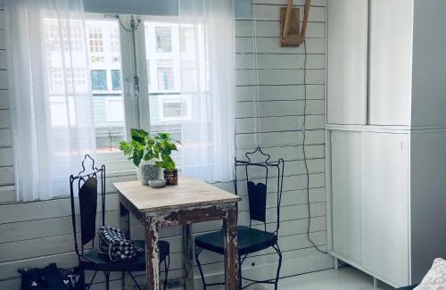 Grachtengordel-West Bed & Breakfast | Houseboat Bonnie