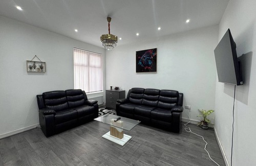 Belle Vue House | Housesleeps9-patio-parking-familyok