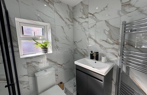 Belle Vue House | Housesleeps9-patio-parking-familyok