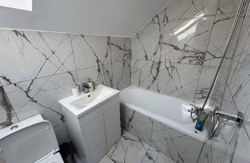 Belle Vue House | Housesleeps9-patio-parking-familyok
