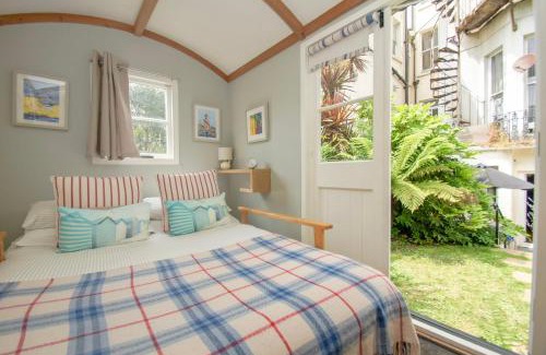 Hove Apartment | Hove Hut Actually - By Brighton Holiday Lets