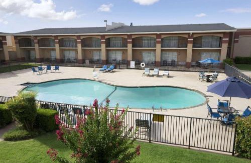 Central Oklahoma City Hotel | Howard Johnson by Wyndham Oklahoma City OKC Airport, Fairgrounds, I40
