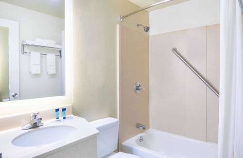 Athens Hotel | Howard Johnson by Wyndham Athens