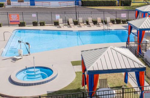 Fellowship Hotel | Howard Johnson by Wyndham Ocala FL I-75