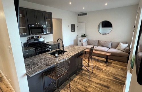 Butchertown Apartment | Huge 2-bedroom apartment with 500 Mbps WiFi, full kitchen, AC/Heat, and sleeps 7