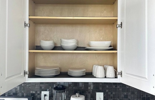 Downtown Baltimore Apartment | Huge Downtown home w/parking 4 bdrm Penn Station