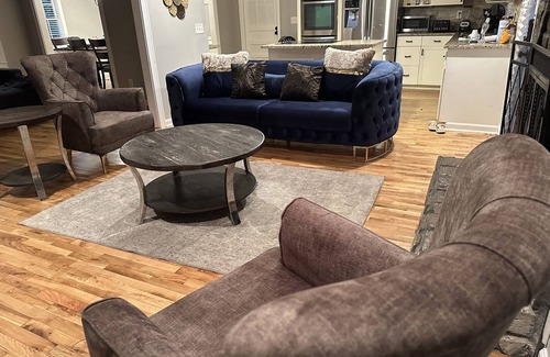 Lilburn House | HUGE & Secluded Home ,9 full beds 30min from CITY