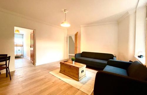 Heaton Apartment | Huge serviced Apartment with FREE PARKING
