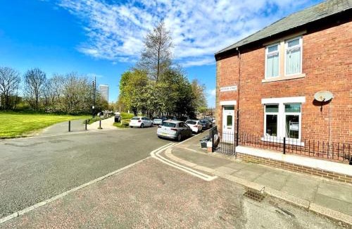 Heaton Apartment | Huge serviced Apartment with FREE PARKING