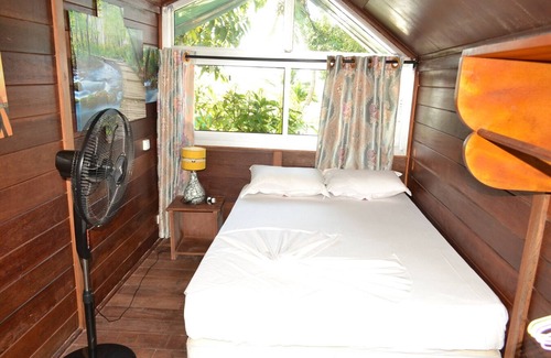 Kribi Cabin | Hut in the old Mangoo tree . Breakfast incl