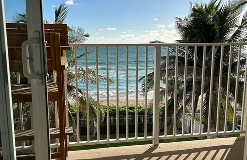 Hutchinson Island South Condo | Hutchinson Island,BeachFront, Heated Pool, Balcony, Top Floor