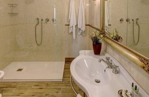 Iano Villa | Iano Villa Sleeps 12 Pool Air Con WiFi