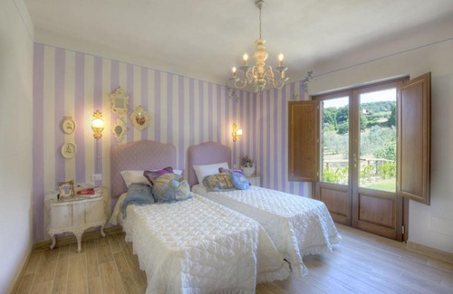 Iano Villa | Iano Villa Sleeps 12 Pool Air Con WiFi