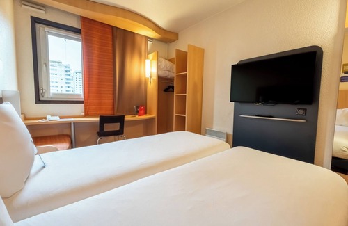 Suresnes Hotel | ibis Paris Pont De Suresnes