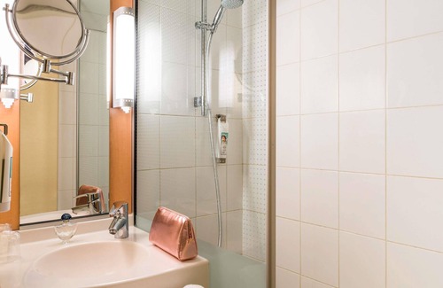 Suresnes Hotel | ibis Paris Pont De Suresnes