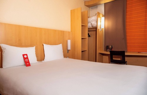 Suresnes Hotel | ibis Paris Pont De Suresnes