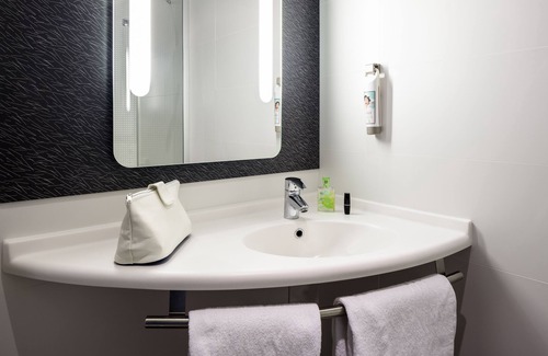 Saint-Quentin Hotel | ibis Saint Quentin Basilique