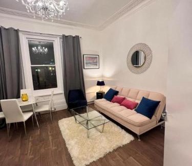 Chiswick Riverside Apartment | Iconic One Bed Apartment in Chiswick