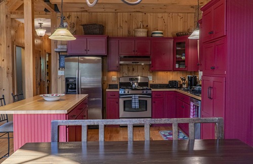 Huntingdon Cabin | If you are ready to travel and relax look no further, sports court on site!