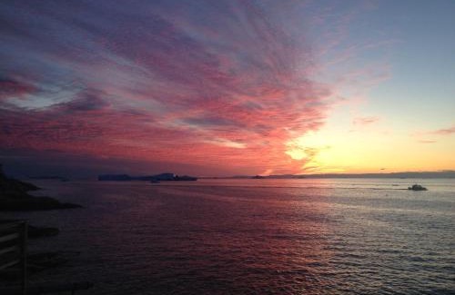 Ilulissat House | Illu Rental - Green House with Iceberg view