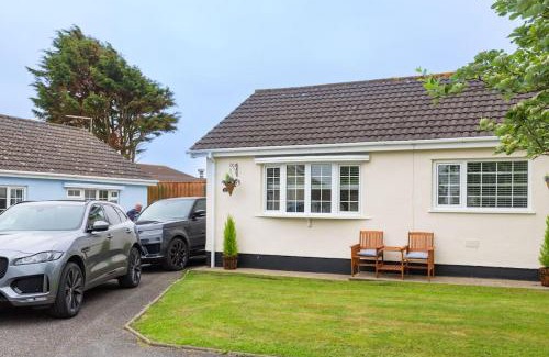 Scurlage House | Immaculate Gower Getaway with Pool & Facilities