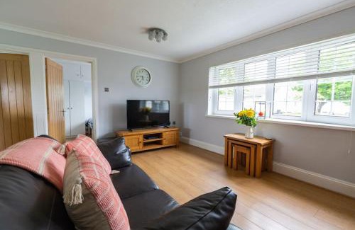 Scurlage House | Immaculate Gower Getaway with Pool & Facilities