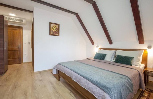 Jezerce Bed & Breakfast | Imperial house