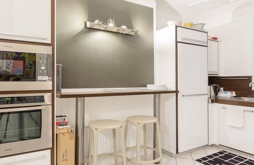 Les Halles Apartment | IN A TYPICAL PARISIAN STYLE WITH PARQUET FLOORING, & MOULDINGS-LA LOUVRE