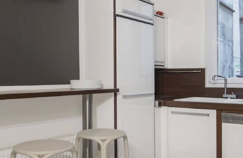 Les Halles Apartment | IN A TYPICAL PARISIAN STYLE WITH PARQUET FLOORING, & MOULDINGS-LA LOUVRE