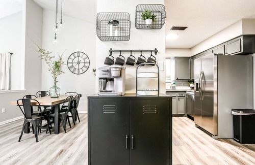 Raintree House | Industrial Chic South Lubbock 3/2