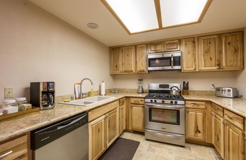 Yosemite West House | Inside Yosemite Park Winter Wonderland