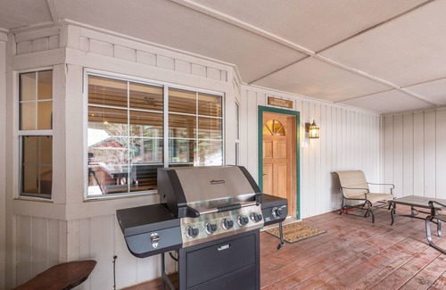 Yosemite West House | Inside Yosemite Park Winter Wonderland