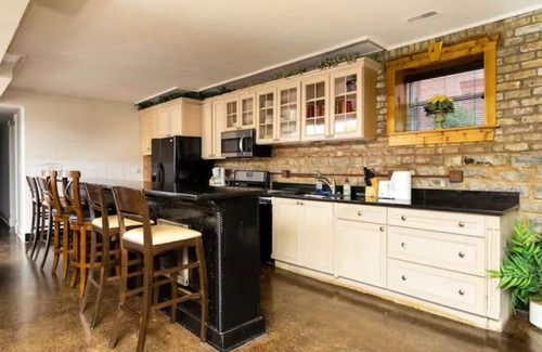 Lake View East House | Inspiring Stone Grotto Sleeps 10-20 & Free Parking