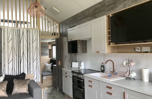 South Galson Cabin | Inverness Lodge-Sleeps 4-Mezzanine Level-Parking