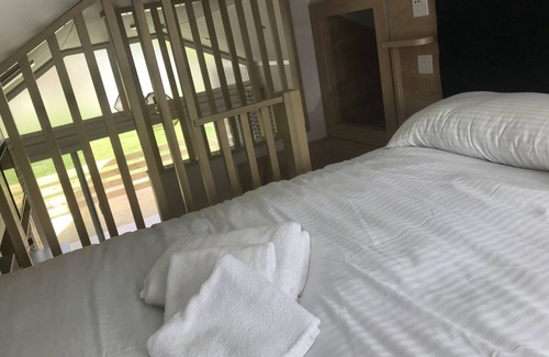 South Galson Cabin | Inverness Lodge-Sleeps 4-Mezzanine Level-Parking