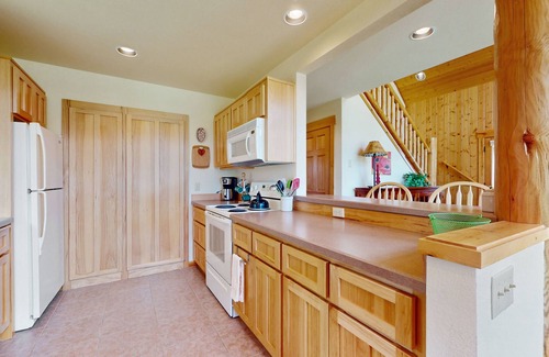 Redmond Ski Chalet | Inviting home w/expansive deck, BBQ grill, & access to Eagle Crest Resort