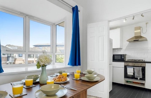 Island Gardens House | Iron House - Sleeps 11 - For Contractors & Families - Private Parking - Near Canary Wharf, ExCel, O2 & City AirPort