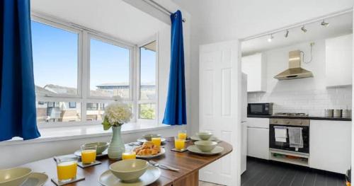 Island Gardens House | Iron House - Sleeps 11 - For Contractors & Families - Private Parking - Near Canary Wharf, ExCel, O2 & City AirPort