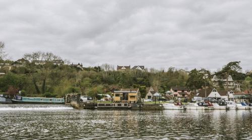 Saltford Apartment | Island Hut - Outdoor bath tub, firepit and water equipment