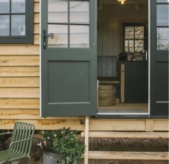 Saltford Apartment | Island Hut - Outdoor bath tub, firepit and water equipment